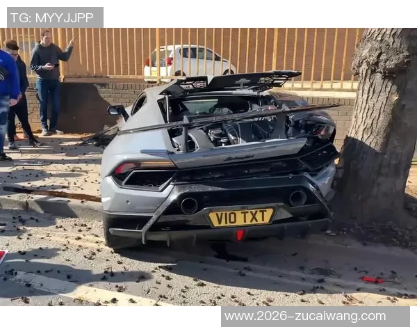 荷兰前国脚经历惊险四车连环撞击兰博基尼惨遭报废